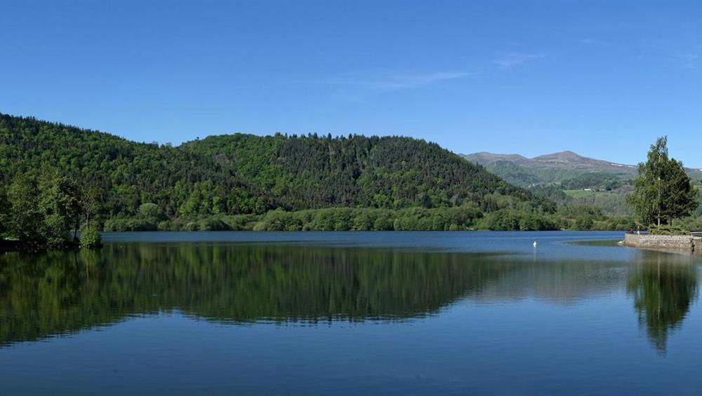 Lac Chambon : Vue Panoramique Magnifique en Auvergne