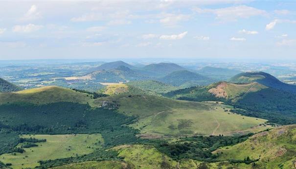Vue aérienne imprenable sur les Volcans d'Auvergne