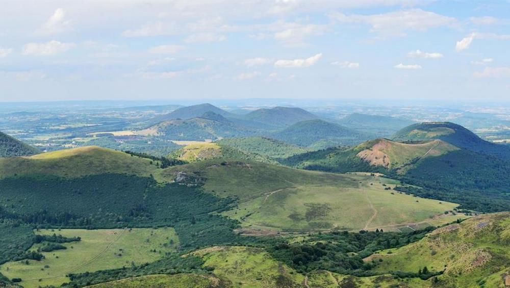 Vue aérienne imprenable sur les Volcans d'Auvergne