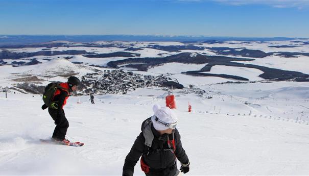 Super Besse : Snowboard et Panorama sur le Centre Station