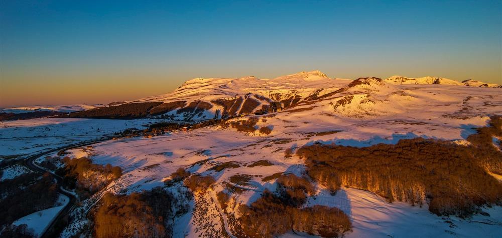 Lac Pavin : Lever de Soleil Magique sur Super Besse et le Massif du Sancy