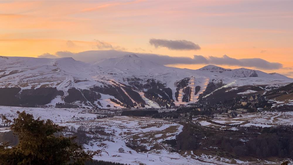 Puy de Montchal: Panorama Exceptionnel sur le Massif du Sancy et Super Besse
