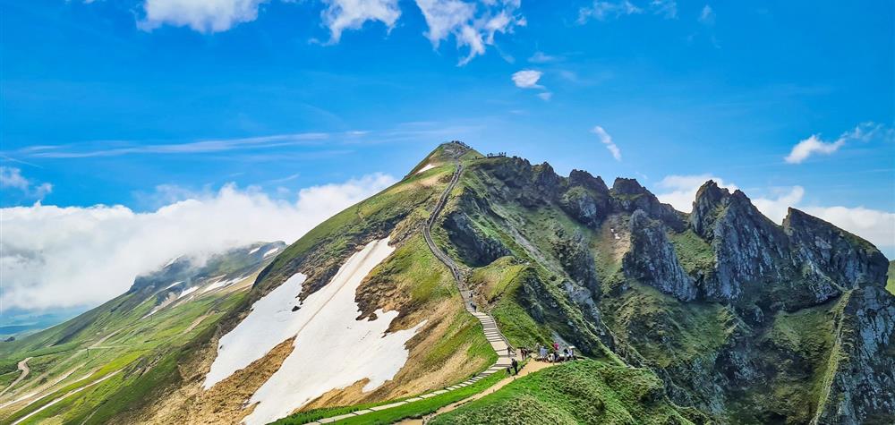 Puy de Sancy : Ascencion et Descente en Téléphérique pour un panorama inoubliable