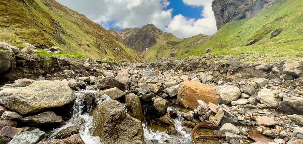 Ruisseau du Val d'Enfer : Source de la Dordogne, Un Trésor Caché du Massif du Sancy