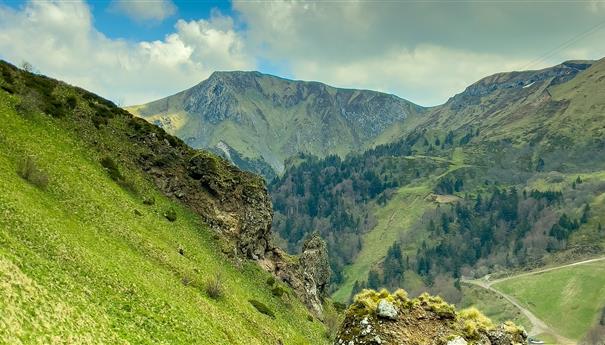 Massif du Sancy : Vallée du Val d'Enfer, Un Paysage D'Exception Avec Vue sur le Roc de Cuzeau