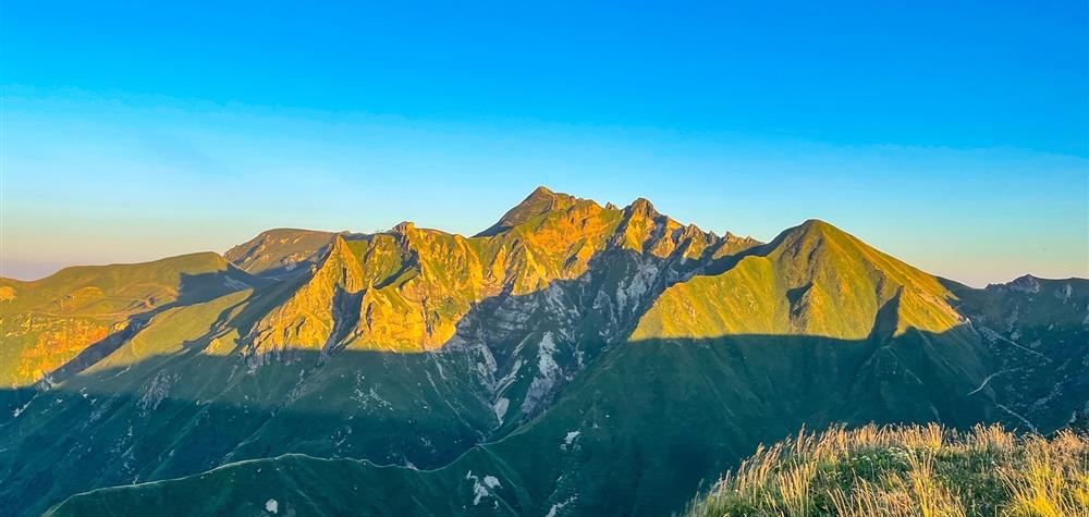 Massif des Dores : Explorer les Sommets d'Auvergne
