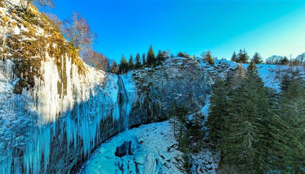 Grande Cascade du Sancy : Un Spectacle de Glace à couper le souffle