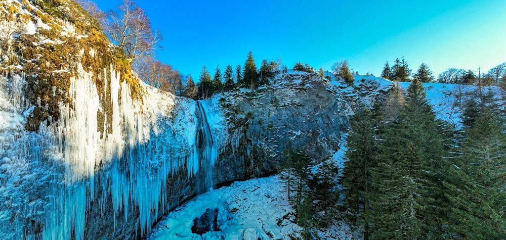 Grande Cascade du Sancy : Un Spectacle de Glace à couper le souffle