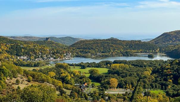 Lac Chambon : Couleurs Automnales et Vue imprenable sur le Château de Murol