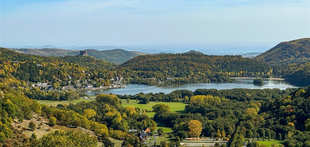 Lac Chambon : Couleurs Automnales et Vue imprenable sur le Château de Murol