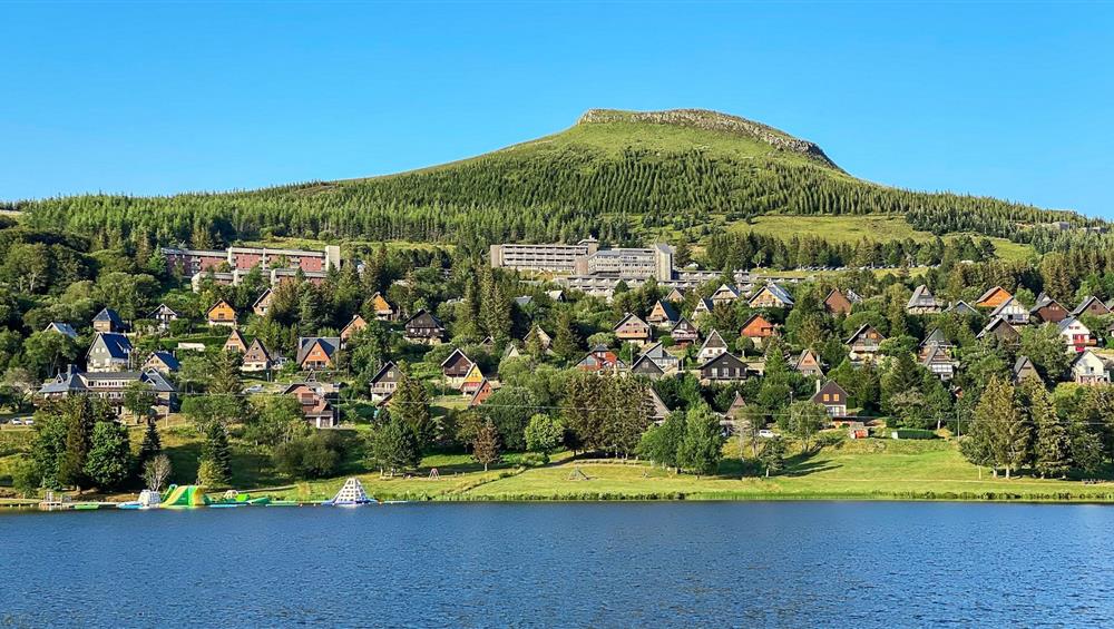 Super Besse : Village de Chalets & Vue Lac des Hermines