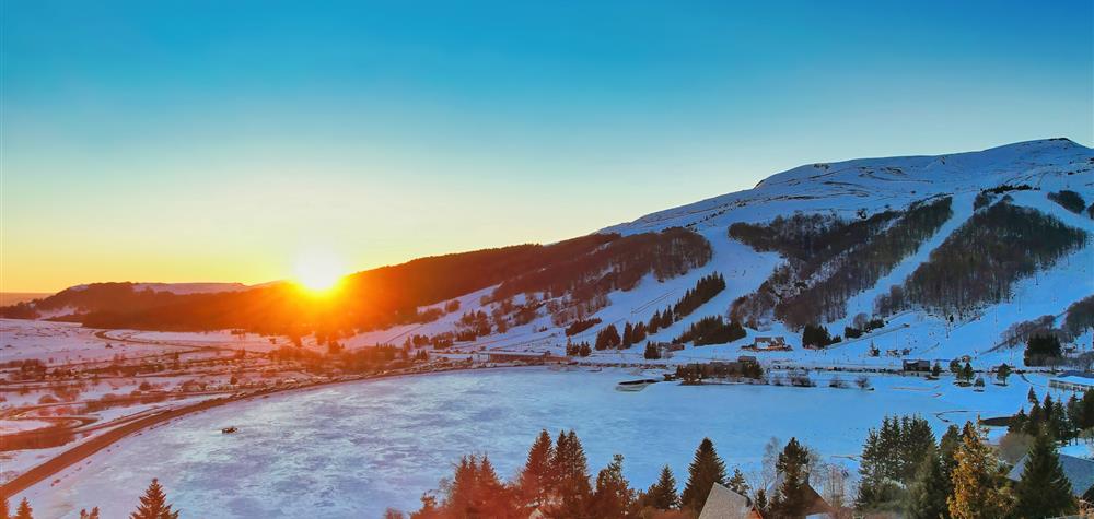 Super Besse - Coucher de Soleil Enchanté sur le Lac des Hermines