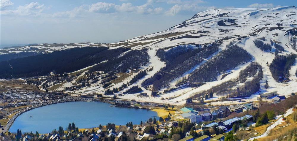 Super Besse : Au Sommet du Puy de Chambourguet, un panorama grandiose s'offre à vous.
