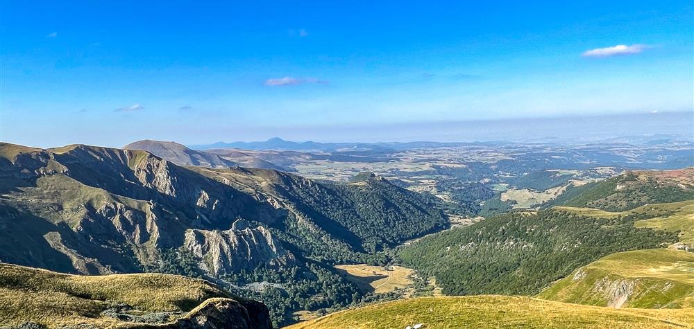Vallée de Chaudefour : Été Magnifique - Puy de Cacadogne et Puy des Crebasses en Toile de Fond