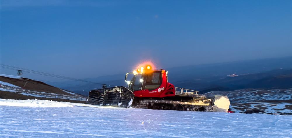 Super Besse, la dameuse en action pour des pistes de ski impeccables !