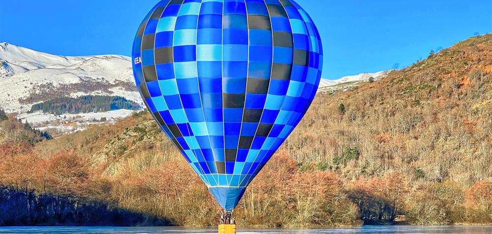 Lac Chambon : Un spectacle magique, une montgolfière posée sur le lac.