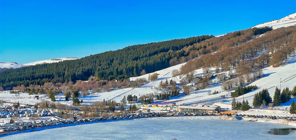 Chambre avec vue sur le Lac des Hermines au Chalet Ma Cambuse à Super Besse.