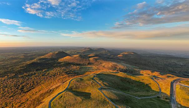 Puy de Dôme : Coucher de Soleil Magique sur la Chaîne des Puys