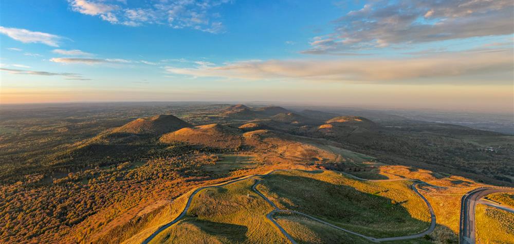 Puy de Dôme : Coucher de Soleil Magique sur la Chaîne des Puys