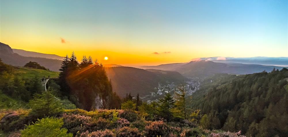 Le Mont Dore : Un coucher de soleil magique sur le Plateau de Durbise.