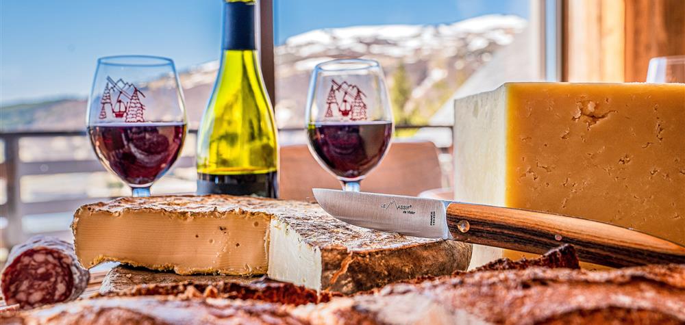 Délices d'Auvergne : Pain, Saint-Nectaire Fermier et Saveurs du Cantal