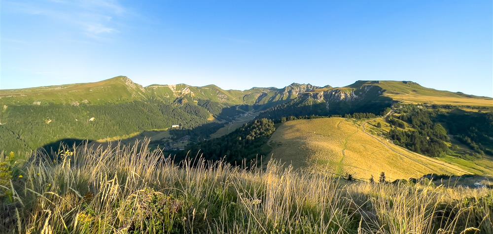 Le Capucin au Mont Dore : Vue Panoramique Roc de Cuzeau - Puy de Cliergue