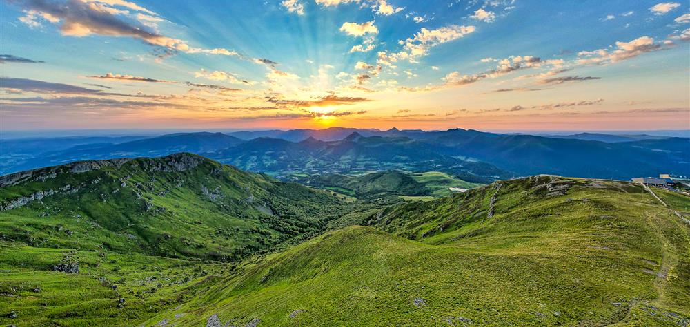 Plomb du Cantal : Coucher de Soleil Magique sur les Monts du Cantal