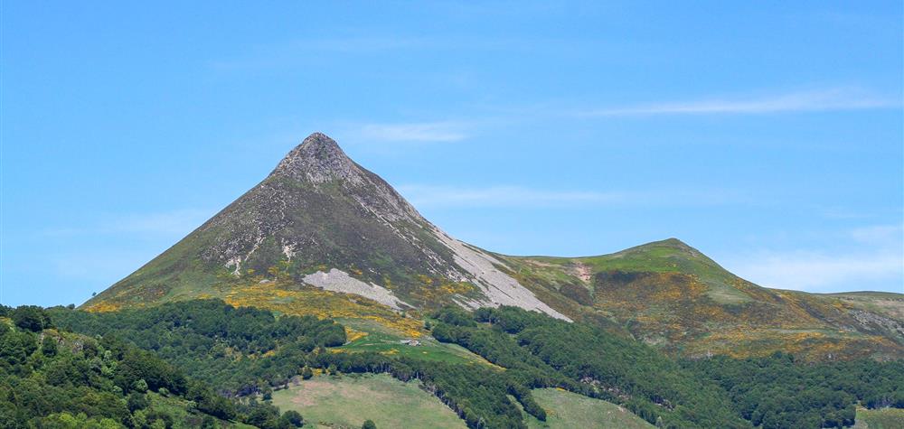 Puy Griou : Sommet Iconique des Monts du Cantal