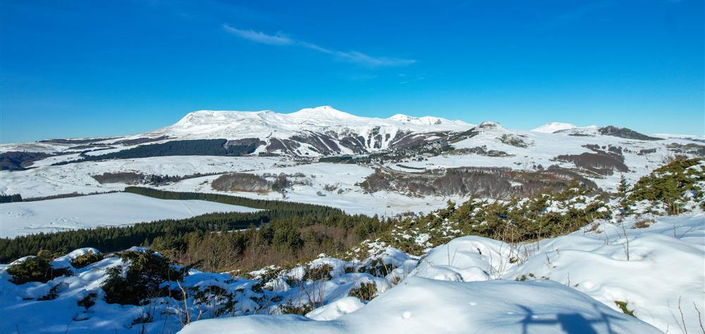 Puy de Montchal : Volcan à Besse et Saint-Anastaise - Un Joyau de l'Auvergne