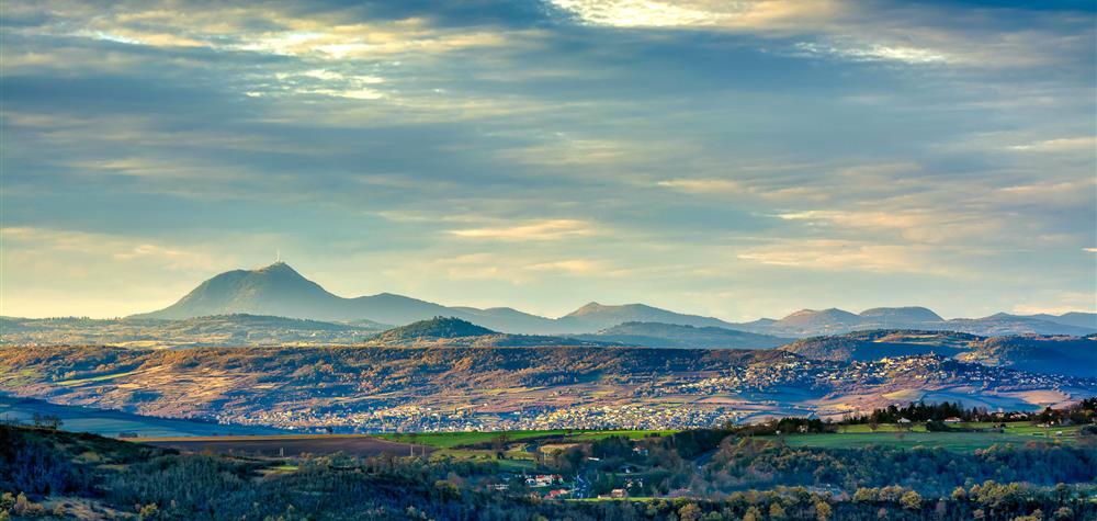 Chaîne des Puys et Plateau des Monts Dôme : Une Alliance Volcanique Unique