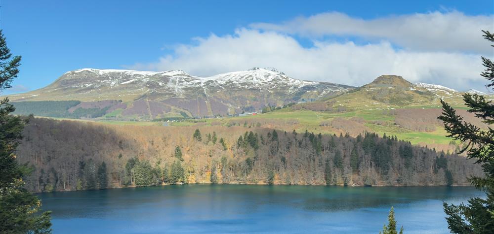Du Lac Pavin au Puy de la Perdrix : Parcours Naturel et Découverte
